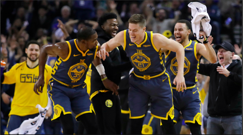 Kevin Durant, Jonas Jerebko, och Steph Curry Kevin Durant, Jonas Jerebko, och Steph Curry